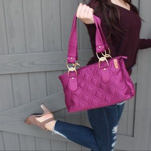 Fuchsia quilted handbag.